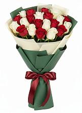 Букет Микс из красных и белых роз в Мацеста