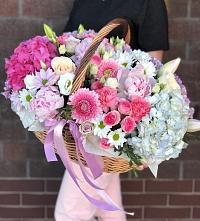 Композиция солнечный день в Мацеста Цветочная композиция из Розы, Хризантемы, Пионы и Лизиантусы в корзине в Мацеста