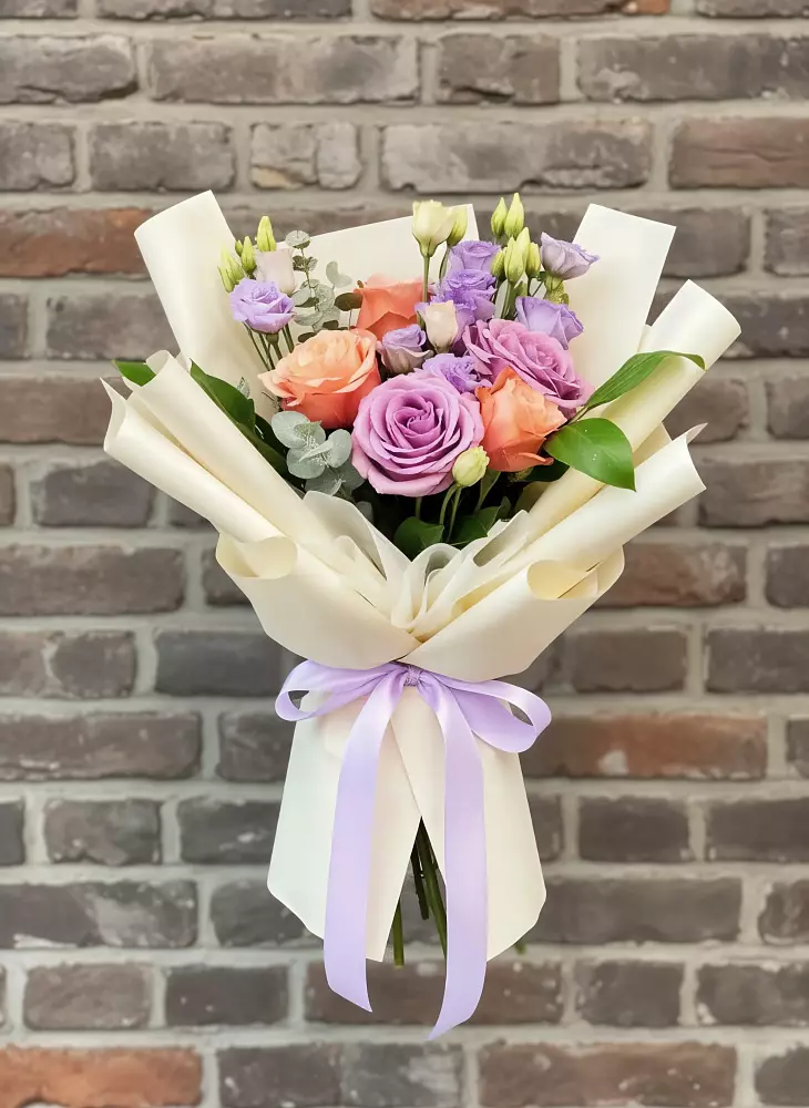 Букет цветов из: Лизиантусы и Розы в Мацеста