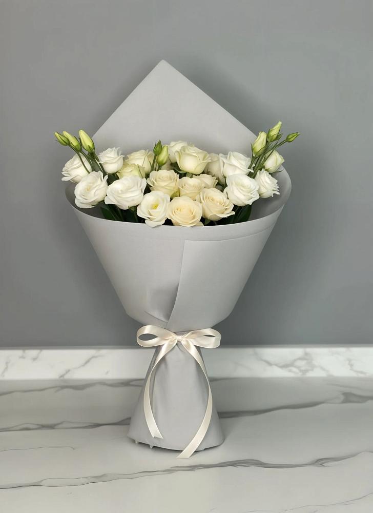 Букет цветов из: Розы и Лизиантусы в Мацеста