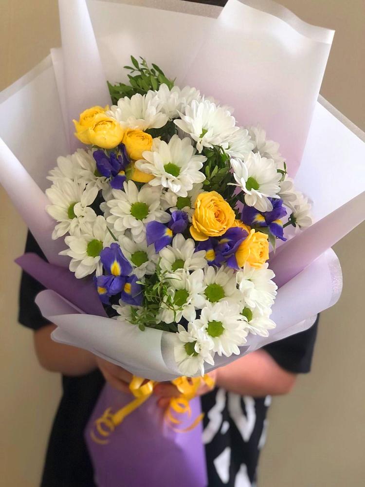 Букет цветов из: Ирисы, Хризантемы и Розы в Мацеста