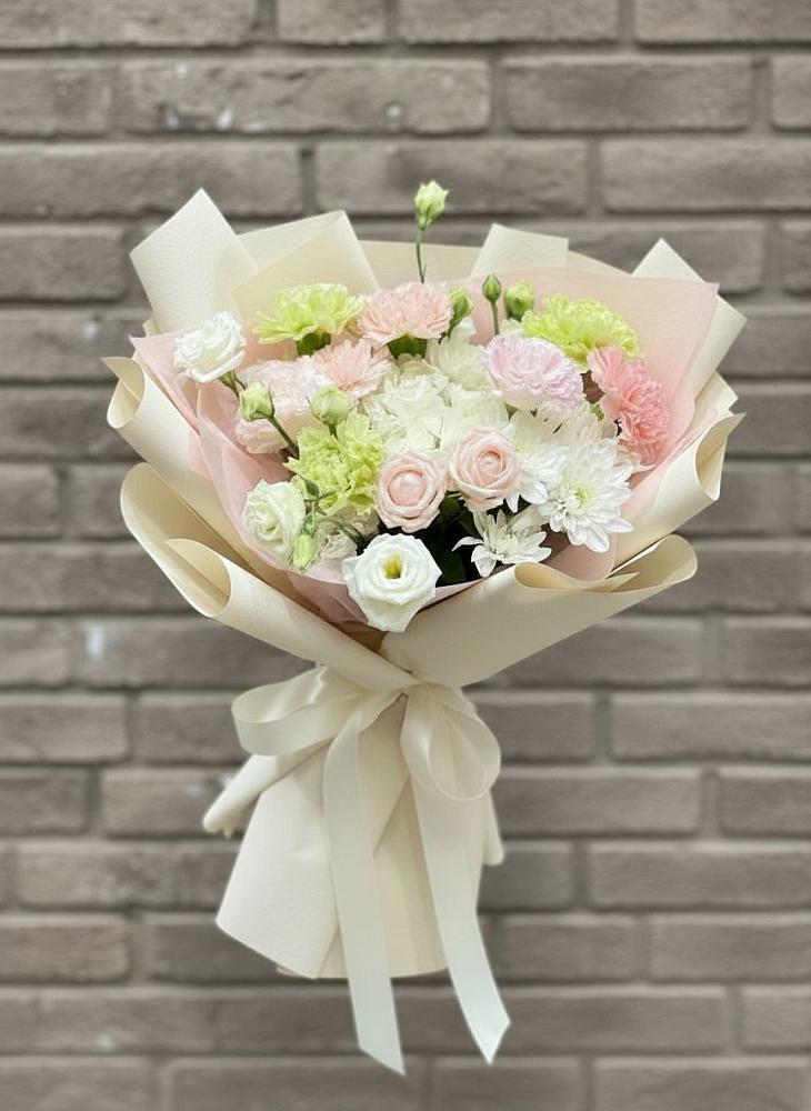 Букет цветов из: Гвоздики, Розы, Лизиантусы и Хризантемы в Мацеста