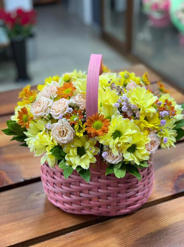 Цветочная композиция из Хризантемы и Розы в корзине в Мацеста