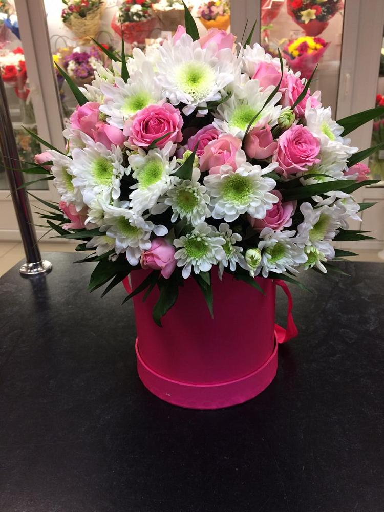 Цветочная композиция из Розы и Хризантемы в шляпной коробке в Мацеста