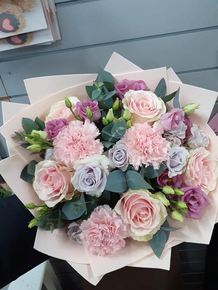 Букет цветов из: Розы, Гвоздики и Лизиантусы в Мацеста